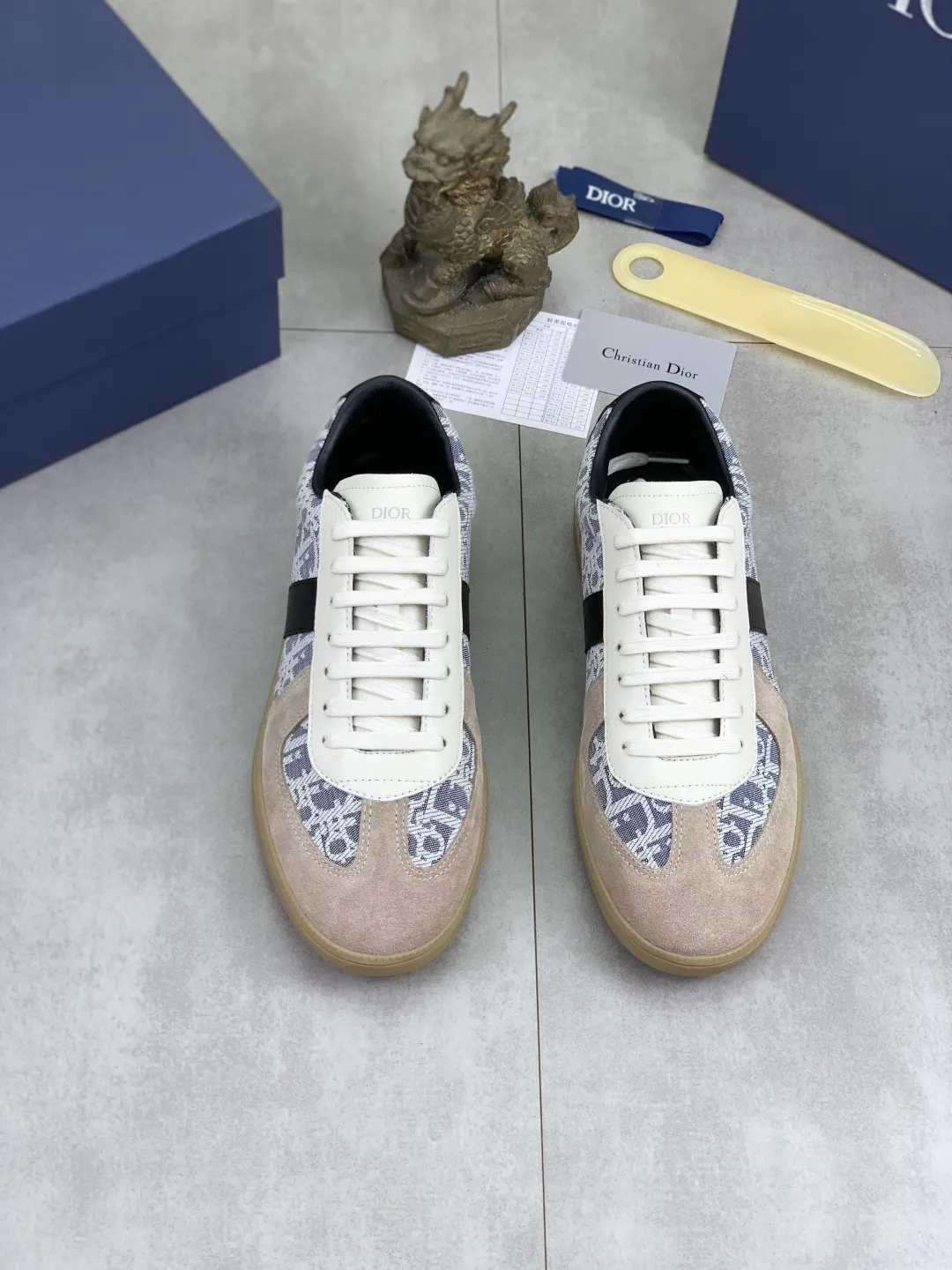 Men's shoes 💰P360 New Dior B01 moral training shoes, white first-layer cowhide, original molded outsole. New to the fall collection, this sneaker marks the return of a Dior classic, reinterpreted in a stylish and elegant silhouette. Crafted from white smooth first-grain cowhide with a tonal silk sheepskin lining, it features the Dior logo on the tongue and inner sides, and a CD icon on the heel. Paired with Tpu anti-slip soles of the same color, it can be matched with various styles to create a sophisticated look.  Code number: 38-44